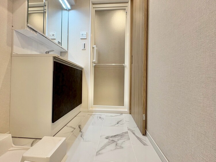 その他 十分な広さの脱衣所。