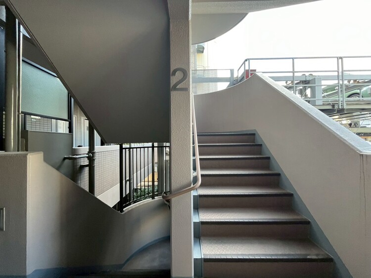 その他 共用部の階段です。明るく清潔に管理されています。