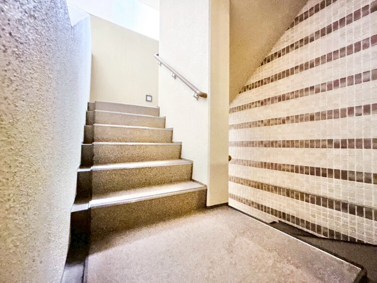 その他 共用部の階段です。明るく清潔に管理されています。