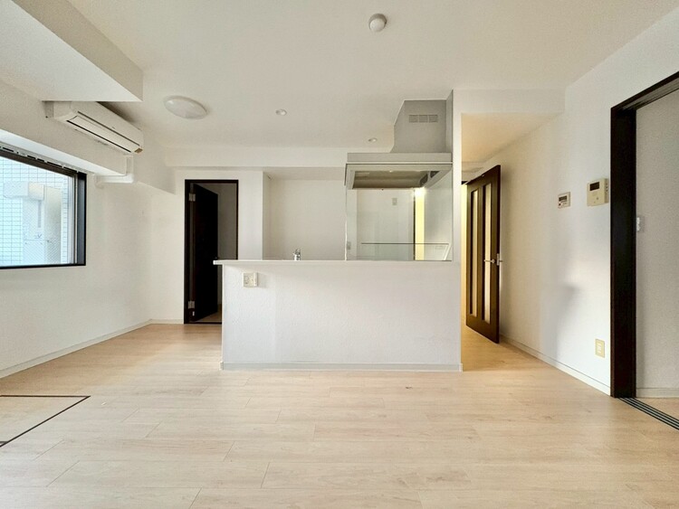 その他 通風・採光に優れ、心地よい光と風が溢れています。※リフォーム前の写真です。