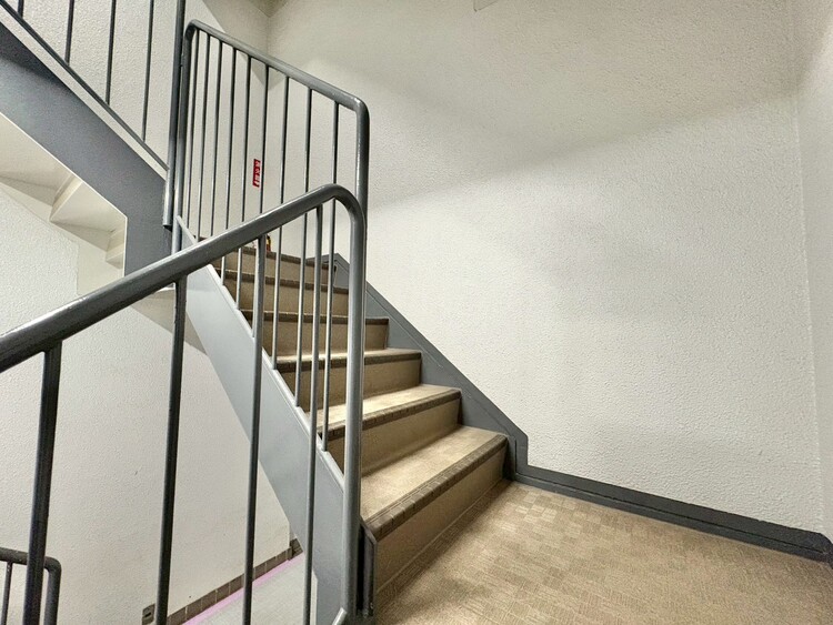 その他 共用部の階段です。明るく清潔に管理されています。