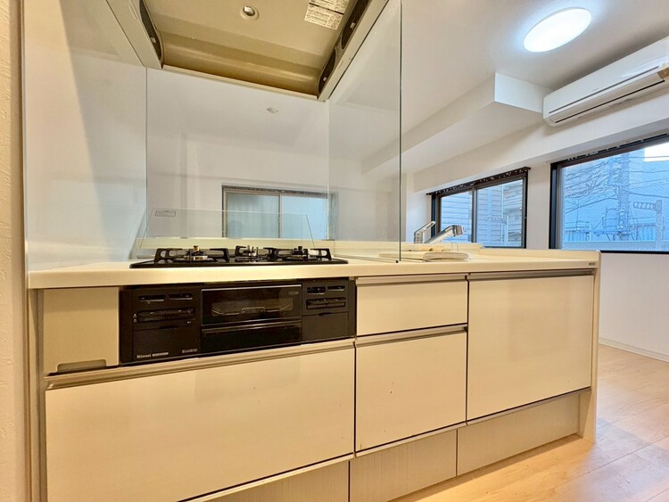 その他 使いやすくスタイリッシュなキッチン空間になっております。※リフォーム前の写真です。