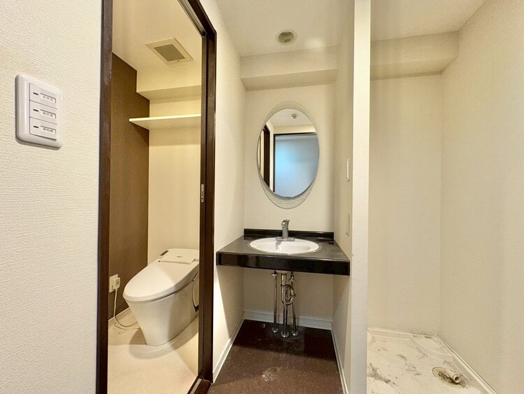 その他 清潔感を感じられる洗面化粧台。※リフォーム前の写真です。