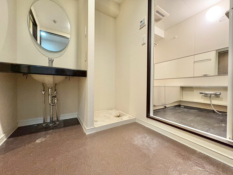 その他 十分な広さの脱衣所。※リフォーム前の写真です。