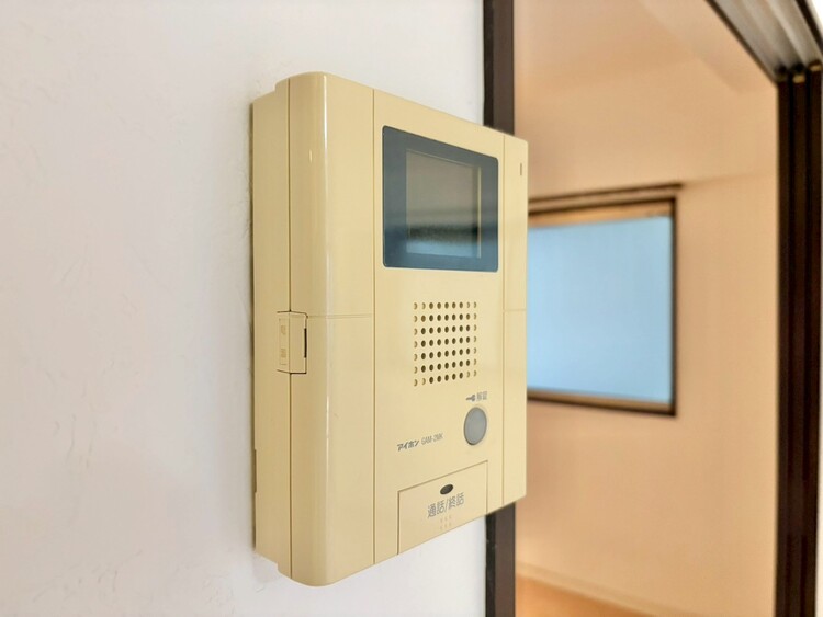 その他 誰が来てもわかる様にモニター付きインターホンを設置。※リフォーム前の写真です。