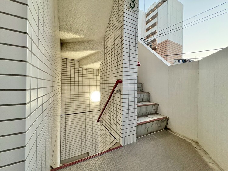その他 共用部の階段です。明るく清潔に管理されています。