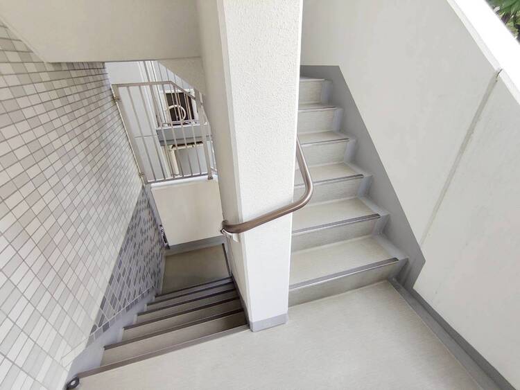 その他 共用部の階段です。明るく清潔に管理されています。
