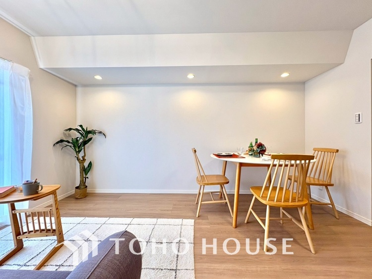 内装 【LIVING】◆陽光◆が差し込む。この開放的なLDKに家族の笑顔が集う。家族が一緒に過ごす空間は明るく、そして居心地よく。