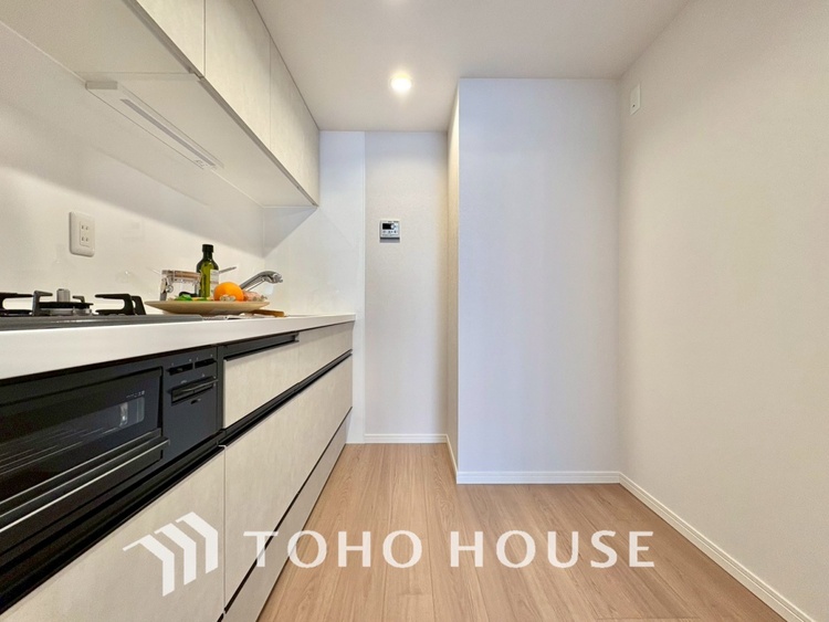 キッチン 【KITCHEN】◆ワクワク◆開放的で機能性も高いシステムキッチン。お子様は毎日のご飯にワクワク！