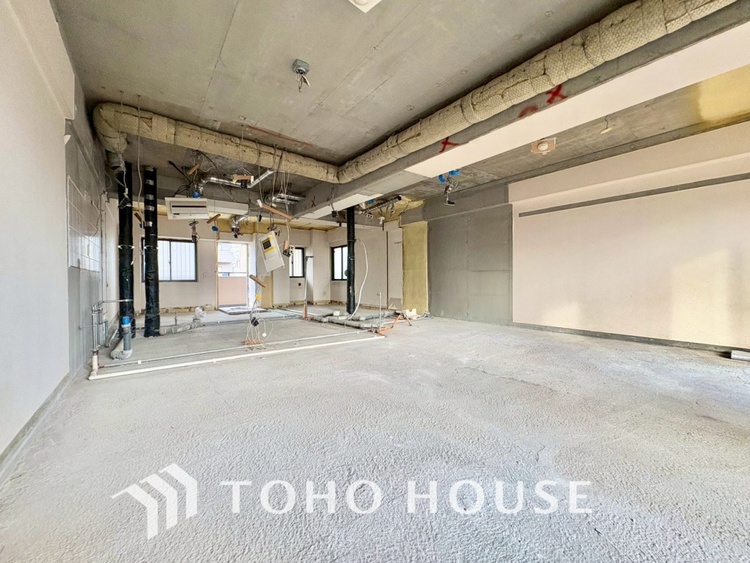 内装 現在改装中◆陽光◆が差し込む。この開放的なLDKに家族の笑顔が集う。家族が一緒に過ごす空間は明るく、そして居心地よく。