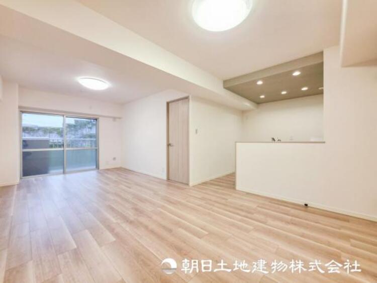 居間 【リビング】大切なご家族、招いた友人と過ごすひと時を溢れる光が優しく包み込む空間。充実した住空間は心を豊かにします。