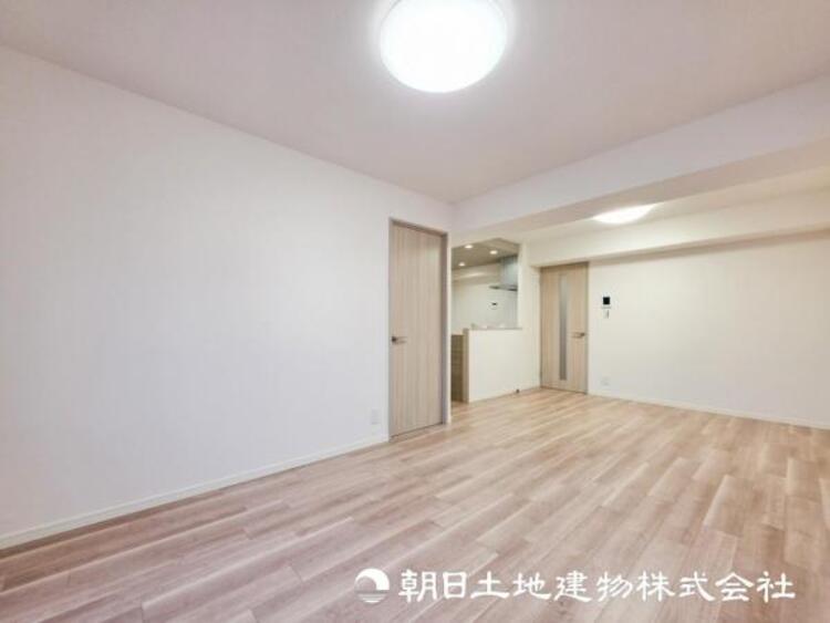 居間 【リビング】リビングにはみんなが集い食事や楽しい会話でついつい時を忘れてしまう。そんな束の間の幸せを感じさせてくれる場所。