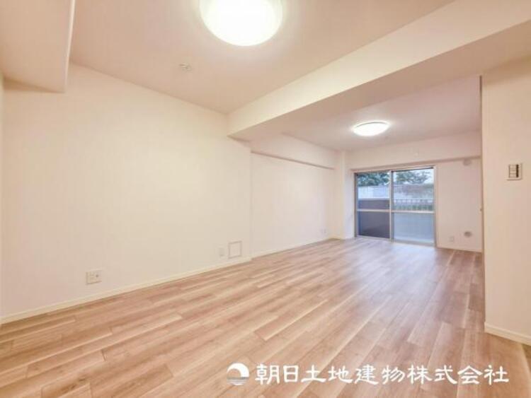 居間 【リビング】開放的で明るい空間が広がるLDK。リビングには潤沢な太陽が降り注ぎ、爽やかな住空間を演出できます。