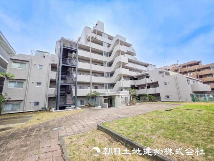 外観 【外観写真】穏やかな風と陽光、日常生活を一段と心地よいものにしています。周辺とのコラボにより明るく開放的な空間を演出。