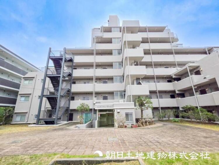 外観 【外観・立地】その家から感じられる、気品・上質・重厚感・極細やかさ、そのすべては見た者に安らぎを与える特別な空間です。