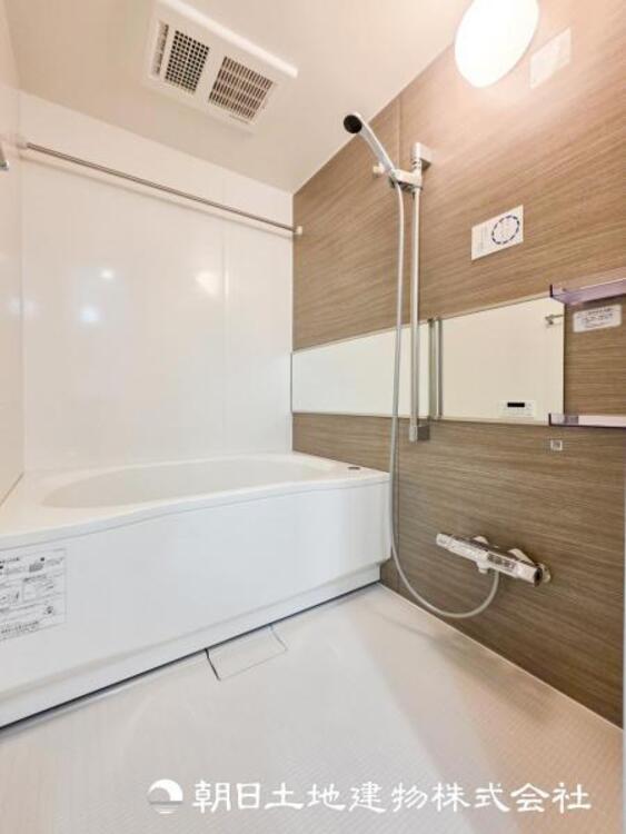 風呂 【浴室】１日の疲れを癒すバスタイム。心地よいリラックスを叶える独立した美しい空間です。心からゆったりと寛いでいただけます。