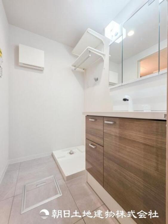 洗面 【洗面化粧台】落ち着いた清潔感のある空間は、身だしなみチェックや肌のお手入れに最適です。収納も十分でゆとりを持たせます。