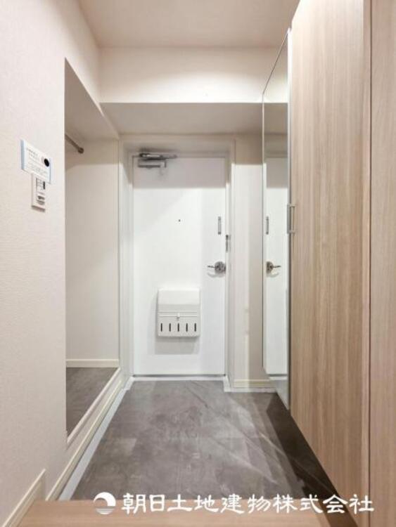 その他 【玄関】大切な家族、お客様をお迎えする玄関は住宅の入口。落ち着いた雰囲気で暖かく迎えてくれます。収納もたっぷりあります。