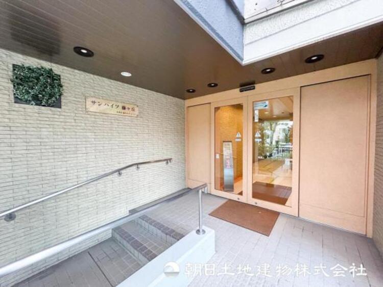 エントランス 【エントランス】時間のゆとりと空間、爽やかな陽光がもたらす光と風を贅沢なまでに感じる暮らしがここに始まります。