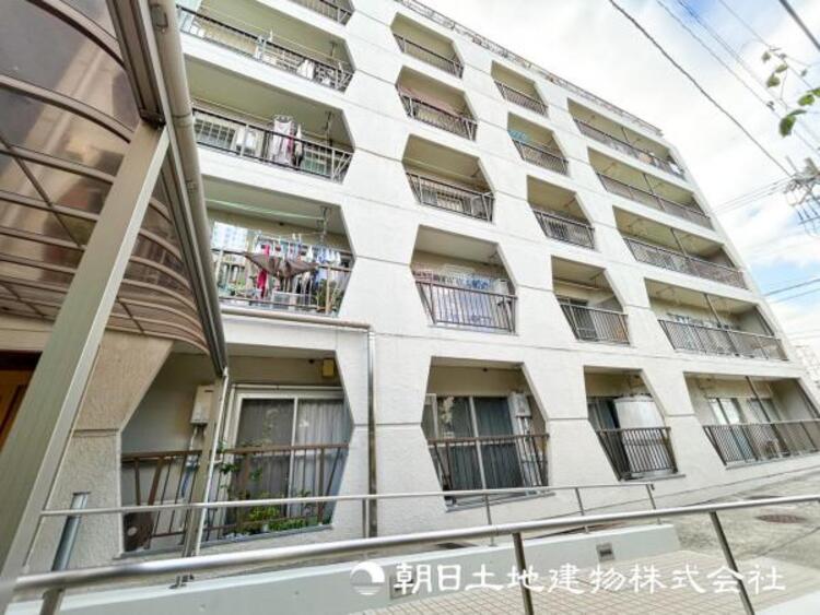 外観 【外観・立地】家族の色を映し出す洗練された邸宅は、ずっと輝き続けながらいつしか街の風景に溶け込み人と共に歩んでいきます。