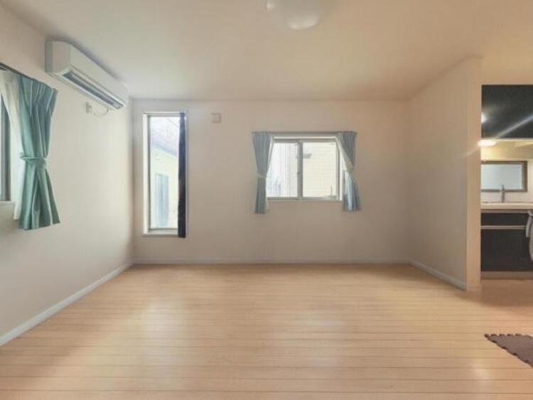 居間 ●〇一日の中で多くの時間を過ごすことになる住まいだからこそ、いつも穏やかな空間であるように心掛けています。構成する建材などへの配慮が、住まう方の健康を守ります。小さなお子様がいるご家庭でも安心です〇●※AIで家具家電を消しております