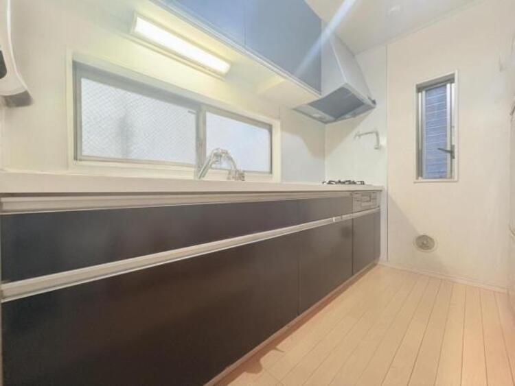 キッチン ●〇家族で並んでクッキング。皆でわいわい楽しく作るお料理は愛情たっぷりのごちそうに。キッチンで過ごす家族時間は大人になっても心に残る素敵なオンリーワンの思い出に。食後の片付けも苦にならない空間です〇●※AIで家具家電を消しております