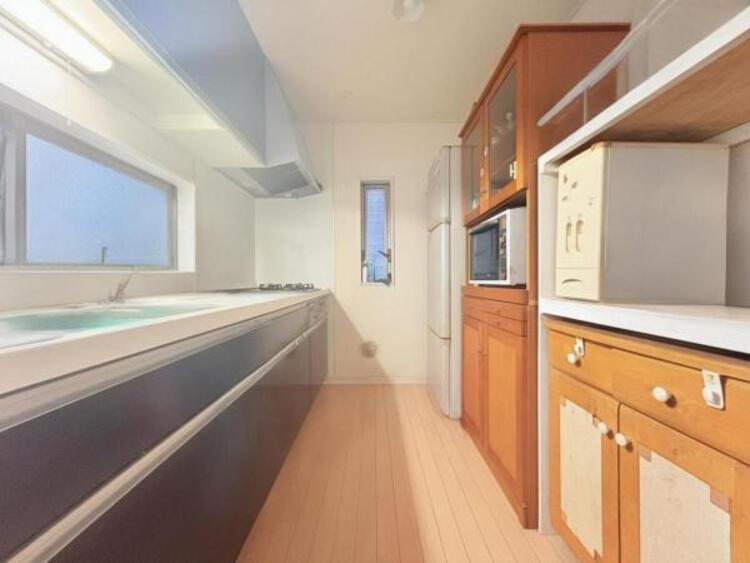 キッチン ●〇新しいキッチンは気分も上がり、家事も楽しくできそう。お手伝いをしてくれるお子様と並んで立てるキッチンは、ご家族のコミュニケーションを育む場として活躍します。収納力が高い事も大事なポイントです〇●※AIで家具家電を消しております