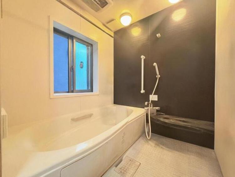 風呂 ●〇ユニットバスはゆったりとくつろげる1坪タイプ。足までしっかりと伸ばせる浴槽は心身ともにしっかりと疲れを癒してくれます。お子様と一緒の入浴でも充分な広さです。バスルームは疲れを癒すくつろぎの場所〇●※AIで家具家電を消しております