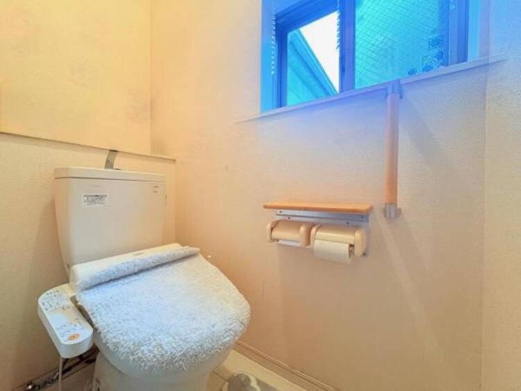 トイレ ●〇ゆとりをもった広さ、白ベースに清潔感ある空間です。もちろんウォシュレットも完備しております。小物を収納するスペースがあるのも良いですね。毎日頻繁に利用する大切な空間だからこそ、こだわりたいです〇●※AIで家具家電を消しております