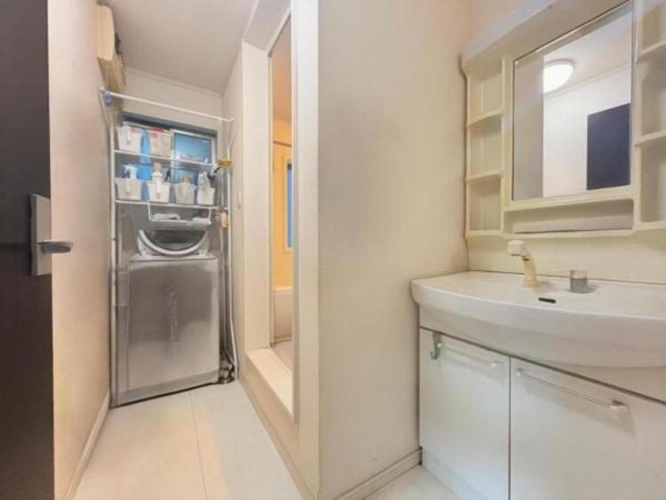 洗面 ●〇平日の朝であっても、落ち着きとくつろぎを感じられる。歯磨き粉が行方不明になるようなごちゃごちゃ感も解消。収納力の高い洗面所です。　コーディネートされた空間で気持ちよく身だしなみを整えられます　〇●※AIで家具家電を消しております