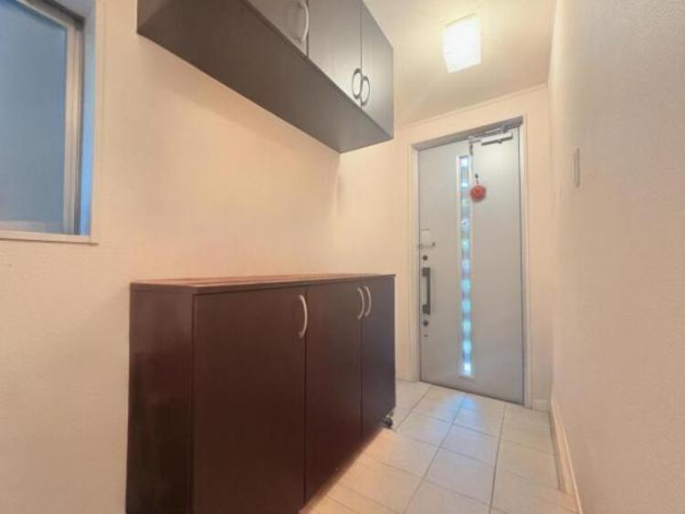 その他 ●〇お客様を迎える玄関は落ち着いた雰囲気。帰る度に洗練されたテイストの空間に迎えられ誇りと喜びを感じる玄関まわりです。そんな安らぎに満ちた生活空間を予感させる生活イメージが湧き出てきそうな物件です〇●※AIで家具家電を消しております