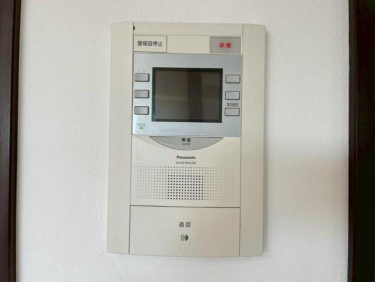 設備 お子様のお留守番時も、鍵の開錠前に確認ができ安心のモニターインターホン。 