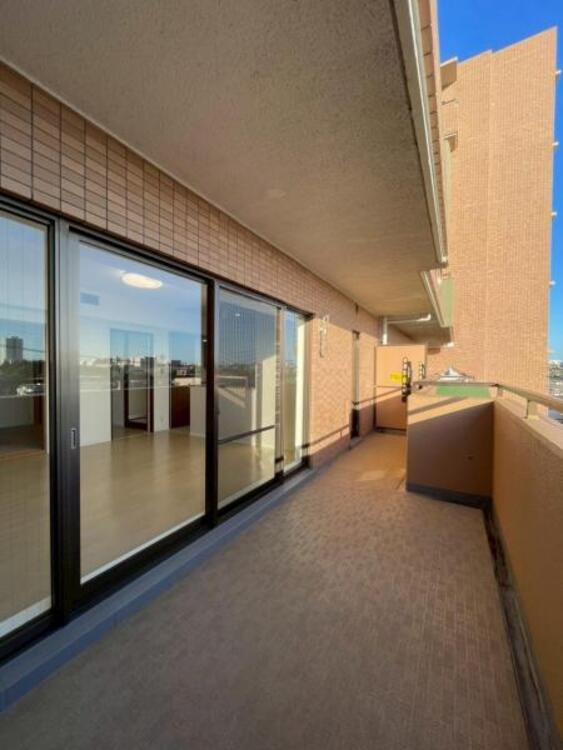 バルコニー 大きな洗濯物も快適な広々としたバルコニーです。