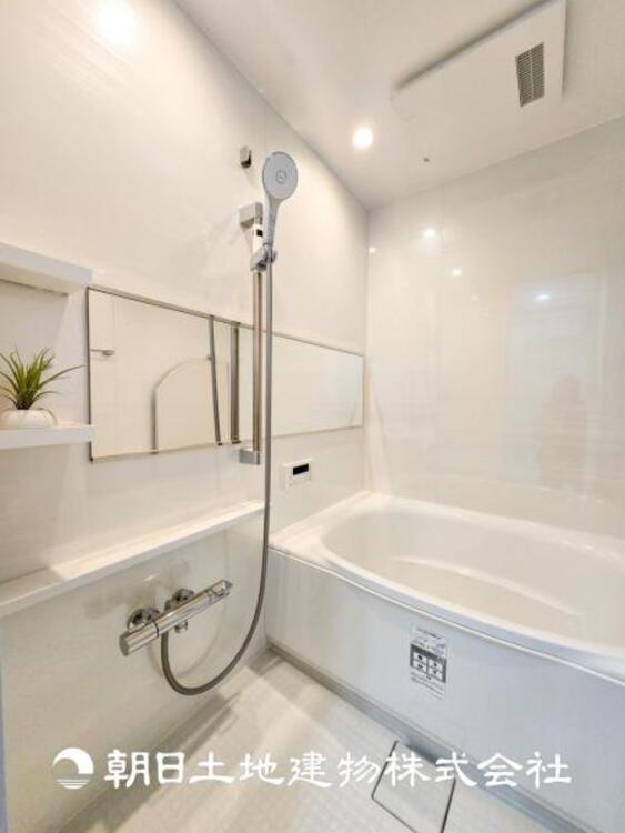 風呂 【浴室】1日の疲れを癒すバスタイム。心地よいリラックスを叶える独立した美しい空間です。