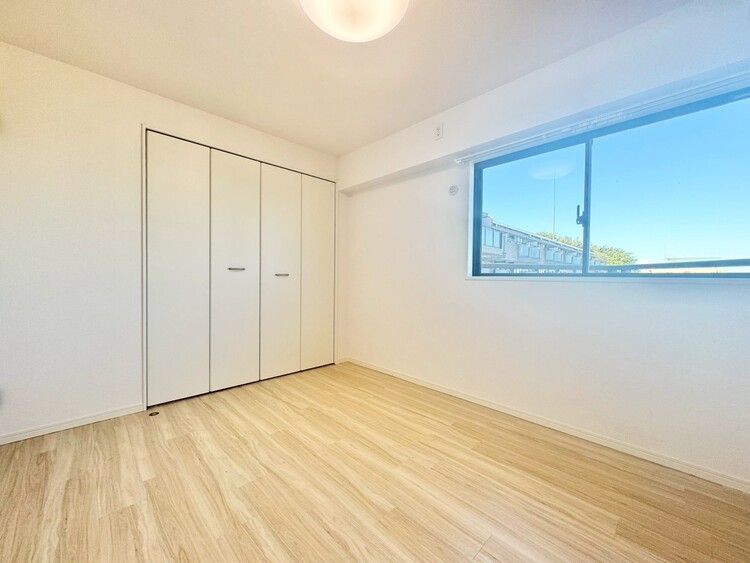 寝室 ベッドも十分に設置するスペースがあります。