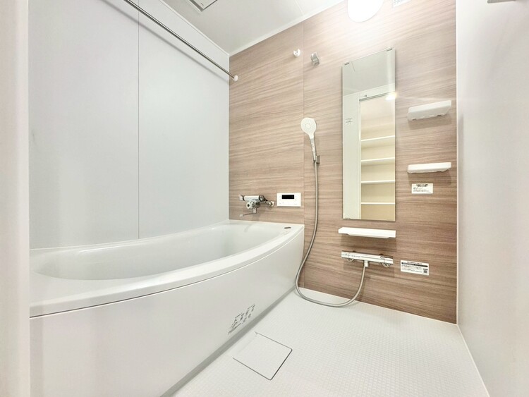 風呂 一日の疲れを癒すバスルームは、心地よいリラックスを叶える清潔感溢れる空間です。