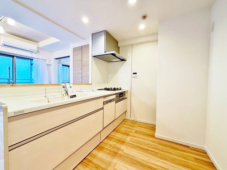 キッチン スマートな意匠と充実の機能を備えたキッチンが、暮らしにおいしい彩りを添えます。