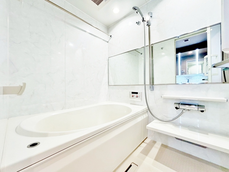風呂 一日の疲れを癒すバスルームは、心地よいリラックスを叶える清潔感溢れる空間です。