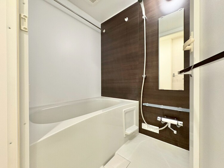 風呂 一日の疲れを癒すバスルームは、心地よいリラックスを叶える清潔感溢れる空間です。