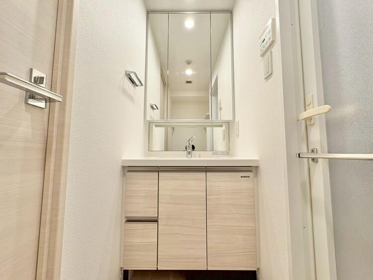 洗面 何かと物が増える場所だからこそ、スッキリと見映えの良い空間に。