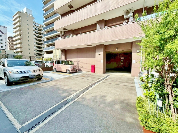 駐車場 本物件の駐車スペースです。車種制限のある場合もございますので、お気軽にお問い合わせくださいませ。