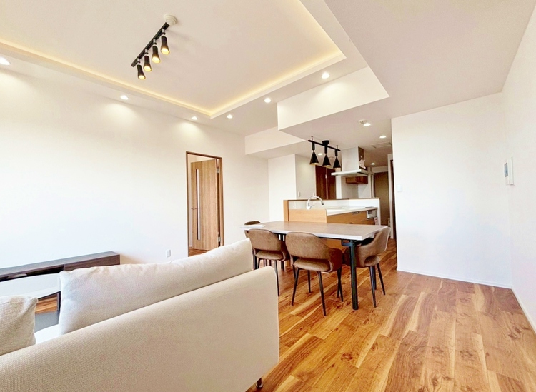 居間 快適に過ごす毎日を求めて、暮らしの中でご自身の「マイホーム」に創り上げてください。