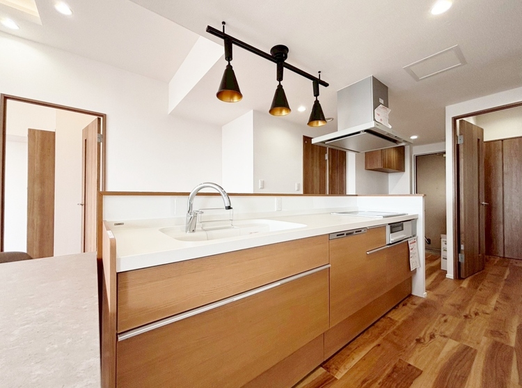 キッチン スマートな意匠と充実の機能を備えたキッチンが、暮らしにおいしい彩りを添えます。