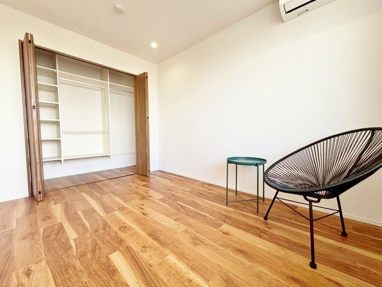 寝室 ベッドも十分に設置するスペースがあります。