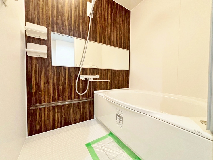 風呂 一日の疲れを癒すバスルームは、心地よいリラックスを叶える清潔感溢れる空間です。