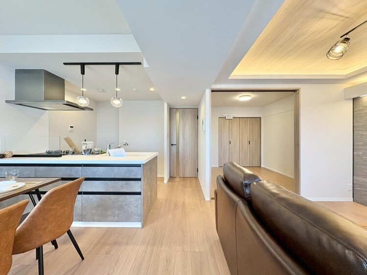 居間 忙しく過ぎゆく日常を置き去るほど、ゆったりした時間が流れるリビング。