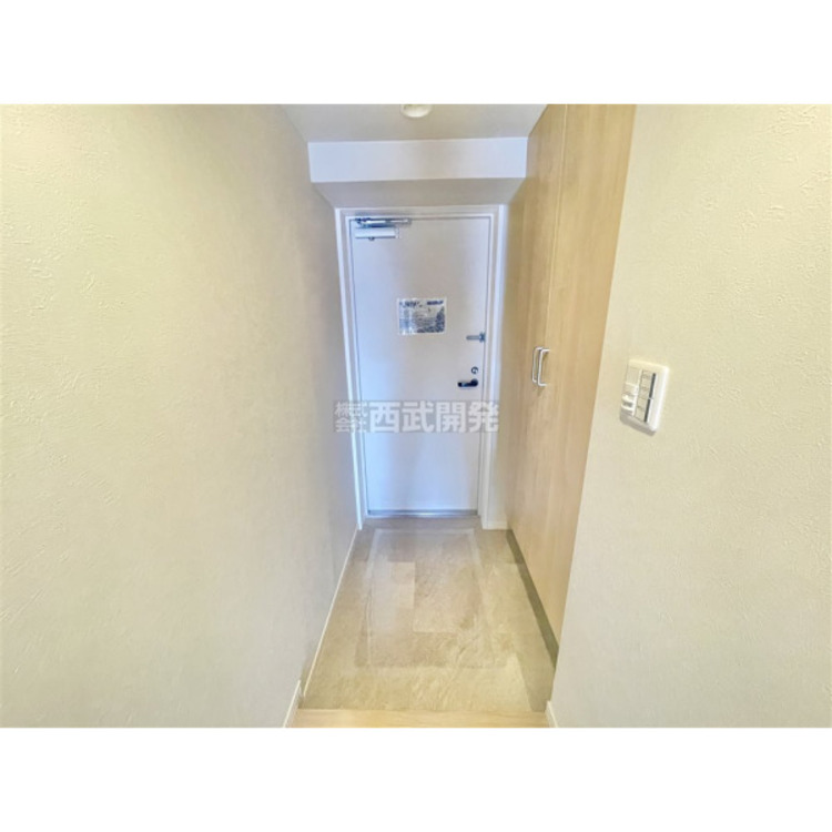 玄関 大きなシューズボックス。中の棚板は可動式なのでブーツや長靴なども楽々収納できます。