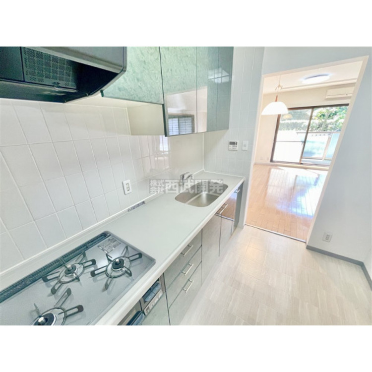 キッチン 3口コンロでお料理も効率よく行えます。安全装置付きですので、万が一の時も安心です。