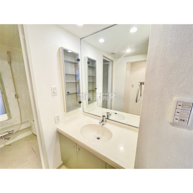 洗面 大きな鏡が付いた洗面化粧台です。