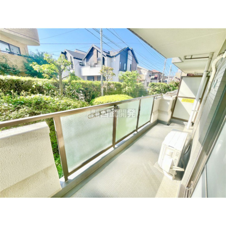 バルコニー 太陽の光が射し込むバルコニーは、洗濯物を干すのが楽しくなりますね。